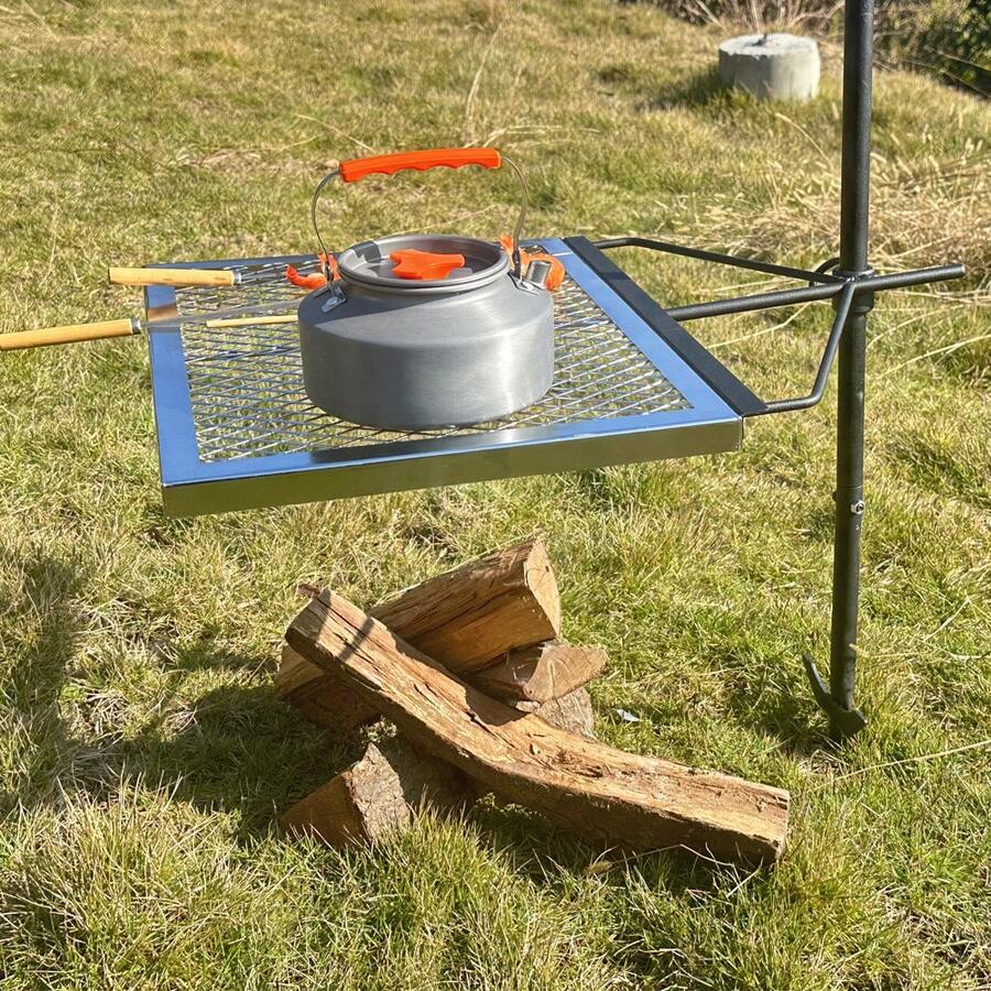 Campfire Cooking - 360 ° 調整可能な回転式キャンプファイヤーグリル、頑丈なスチール製ファイヤーピットグリル、キャンプ用ポータブルオープンファイヤー調理器具、アウトドア用